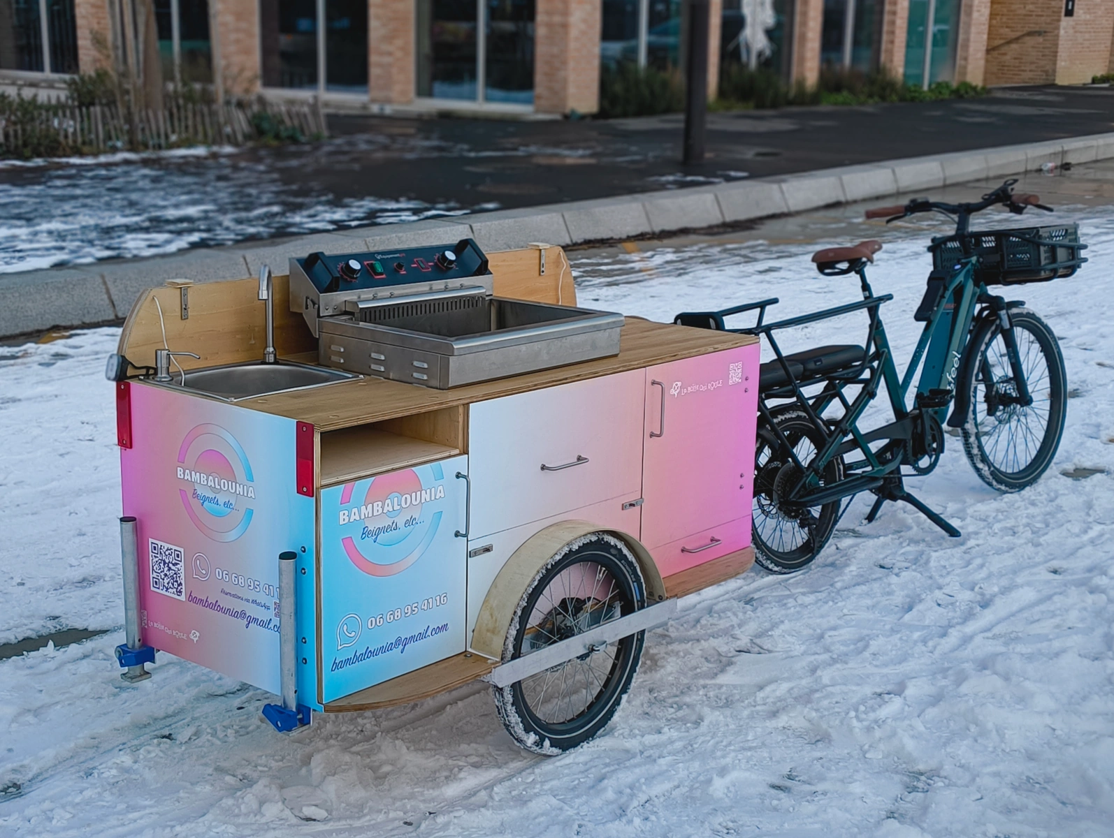 Remorque vélo foodtruck friteuse beignets.webp